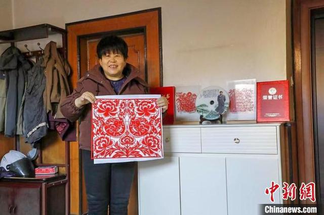 遗剪纸传承人：剪出“指尖上”的年味儿j9九游会入口新春走基层）山西高平非(图1)